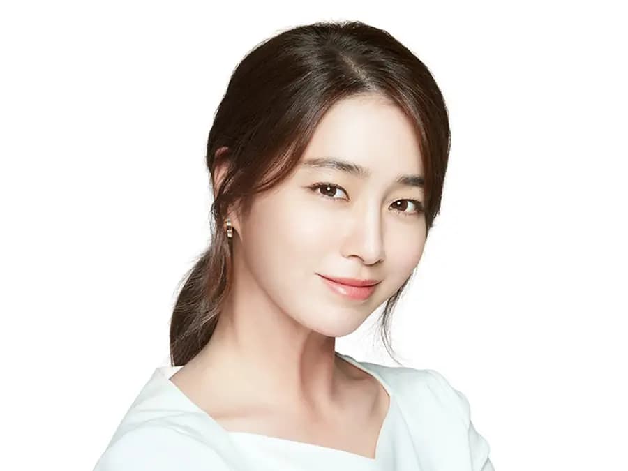 LA 더마스터 피부과의 울쎄라 리프팅 시술 후 자연스러운 피부 탄력 효과를 보이는 여성
